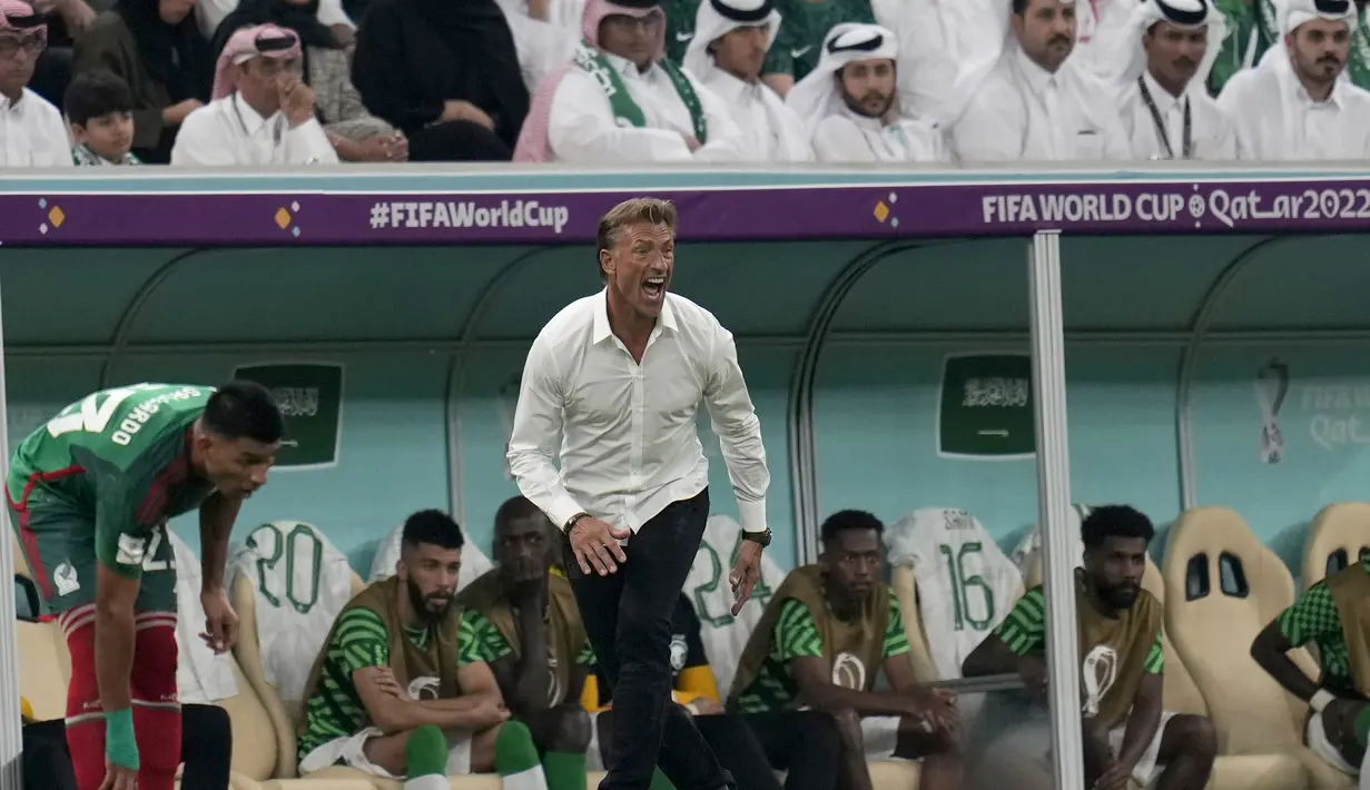 Wajib menang saat menghadapi Meksiko untuk lolos ke babak 16 besar, Herve Renard terus memberi semangat kepada para pemain Arab Saudi sepanjang laga. (AP/Ricardo Mazalan)