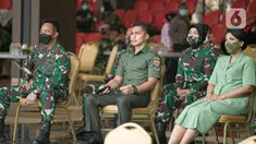 Serda Aprilia Manganang (kedua kiri) didampingi KSAD Jendral TNI Andika Perkasa (kiri) menjalani sidang perubahan status jenis kelamin dan pergantian nama di Pengadilan Negeri Tondano secara virtual di Mabes TNI AD, Jakarta, Jumat (19/3/2021). (Liputan6.com/Faizal Fanani)
