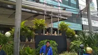 Papan nama Hotel Alexis ditutup kain hitam pascatidak diperpanjangnya izin penginapan dan tempat hiburan tersebut, Jakarta, Selasa (31/10/2017). (Liputan6.com/Moch Harun Syah)