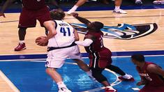 Berita video aksi-aksi dari Dirk Nowitzki yang terkenal dengan fade away jumpshot khas miliknya.