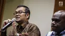 Komisioner Komnas HAM Manager Nasution (kiri) memberi keterangan saat jumpa pers di KPK, Jakarta, Senin (4/6). Kedatangan tim Komisioner Komnas HAM untuk membahas kasus teror Novel Baswedan. (Liputan6.com/Faizal Fanani)