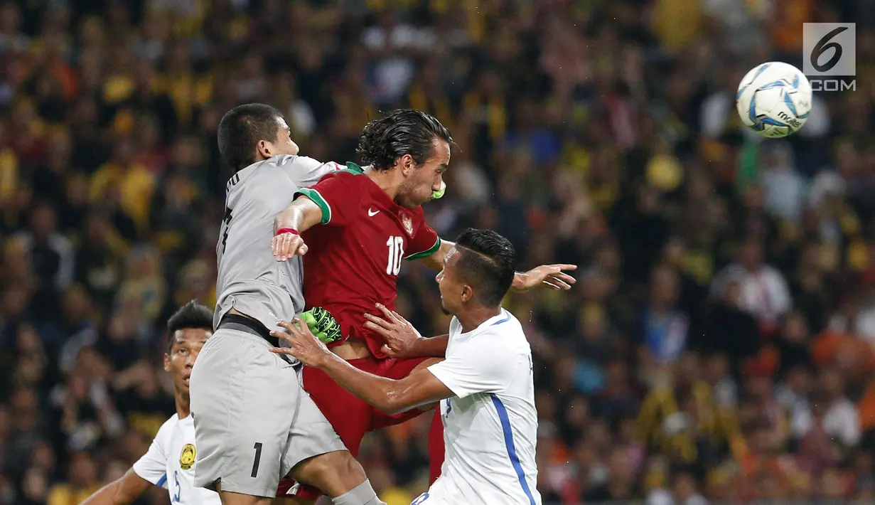 Pemain Timnas U-22, Ezra Walian ketika menyundul bola pada pertandingan Sepak Bola Indonesia melawan Malaysia di Stadion Shah Alam, Selangor, Sabtu (26/08). Indonesia kalah 0-1 dari tuan rumah Malaysia di Sea Games 2017. (Liputan6.com/Faizal Fanani)