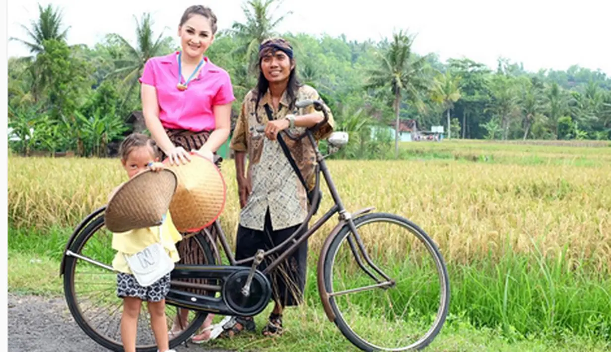 "Seru bgt! Wisata desa. Jalan2 keliling desa naik sepeda tua. Wisata ini diprakarsai sama mas @towilfiets karena hobinya naik sepeda tua. Kebetulan di desa sini mmg byk yg dilihat...." tulis Mona Ratuliu. (via Instagram/monaratuliu)