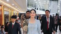 Tampil fresh dan awet muda, Annisa Pohan kenakan kebaya round neck dengan kain Batik. Senada dengan kebayanya, ia lengkapi tampilan dengan sling back pump dari Dior dengan warna senada [@annisayudhoyono]