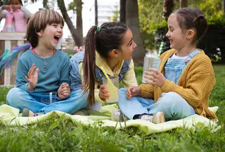 Sahabat Fimela, tidak semua anak bisa langsung merasa nyaman di tempat ramai, ada anak yang terlihat antusias di rumah, tetapi mendadak diam, malu, atau bahkan menangis saat bertemu banyak orang baru. [Dok/freepik.com]