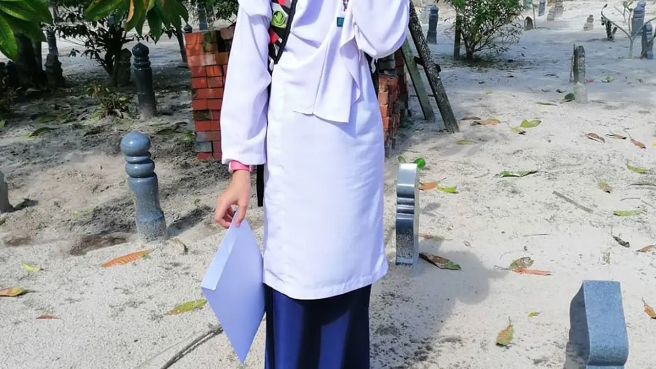 Thaniah Aqila Menangis di Depan Makam Sang Ibunda