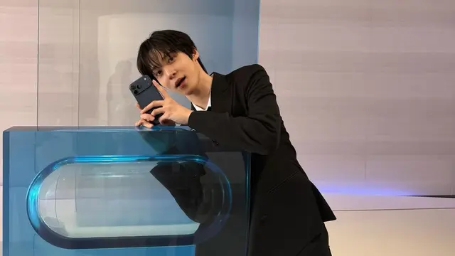 Yunho ATEEZ tampil memegang iPhone 17 deep blue.  [@yunou._.u]