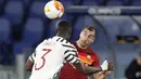 Gelandang AS Roma, Henrikh Mkhitaryan (kanan) berebut bola dengan bek Manchester United, Eric Bailly dalam laga leg kedua semifinal Liga Europa 2020/2021 di Olimpico Stadium, Roma, Kamis (6/5/2021). AS Roma menang 3-2 atas Manchester United. (AP/Alessandra Tarantino)