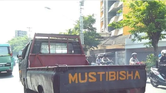 6 Pesan Nyeleneh di Mobil Pick-up Ini Bikin Geleng Kepala