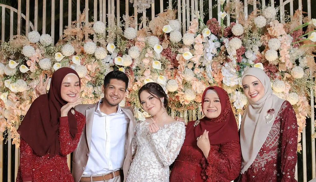 Penampilan kedua, Zaskia mengenakan kebaya panjang berhiaskan beads warna merah maroon. Ia memadukan kebayanya dengan hijab warna nude. [@shireensungkar/@zaskiasungkar15]