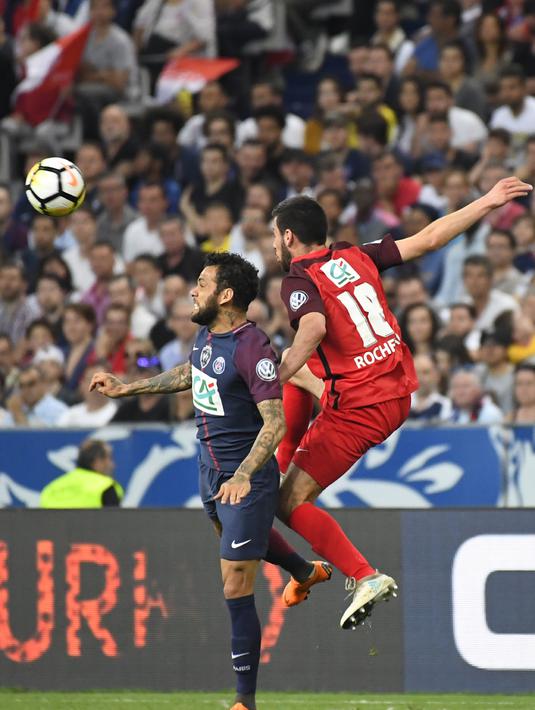 Laga Dani Alves bersama PSG pada final Piala Prancis di Stade de France, Saint-Denis, (8/5/2018). Menurut sumber terkait diagnosa awal Alves mengalami cedera ligamen anterior. (AFP/Damien Meyer)