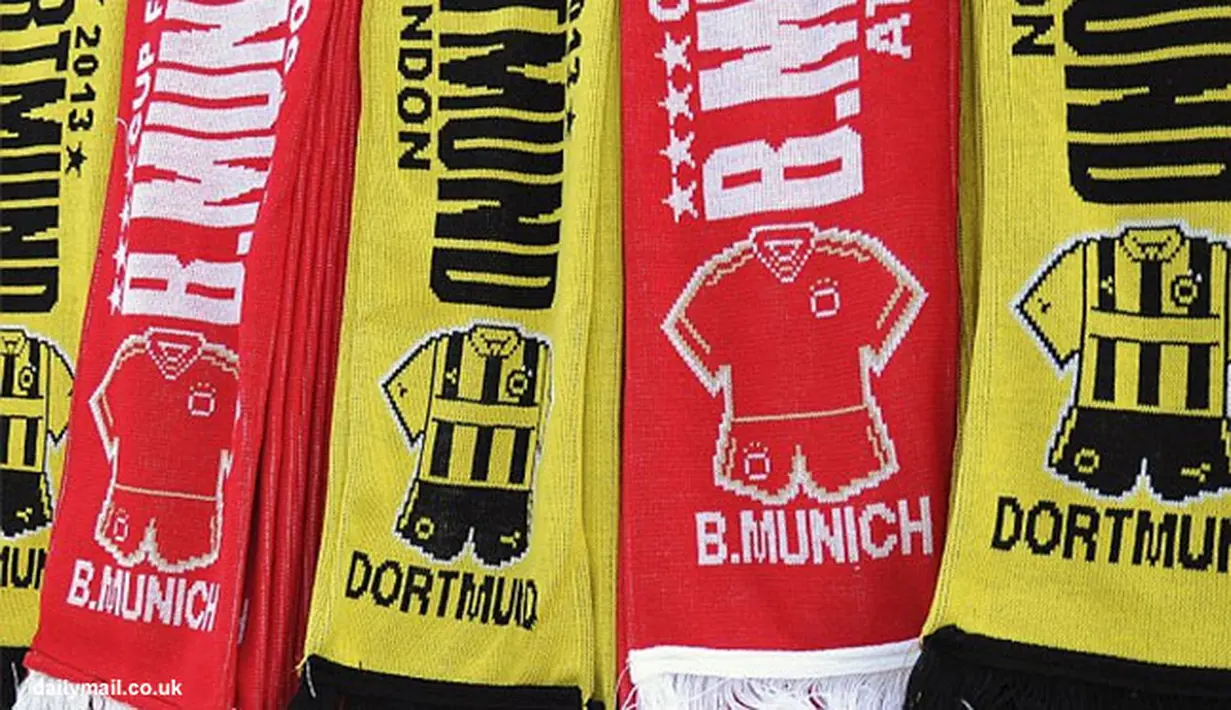 Pernak-pernik suporter Borussia Dortmund dan Bayern Muenchen.