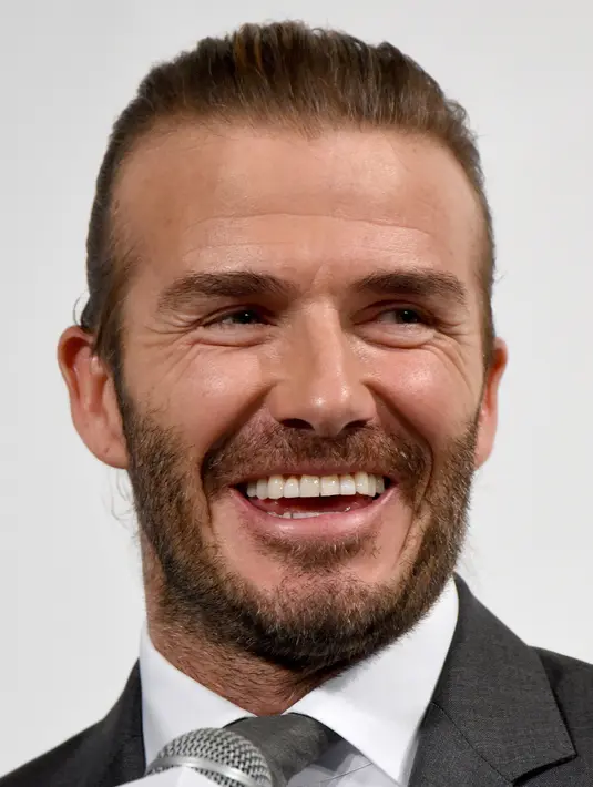 Mantan pemain sepak bola Inggris David Beckham tampil dalam acara promo kasino di Tokyo, Jepang (4/10). Dalam kesempatan itu, Beckham menjadi duta milik Sands Robert Goldstein yang mempromosikan potensi kasino di Jepang. (AFP Photo/Toru Yamanaka)