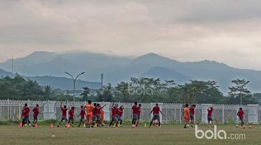 Landscape pegunungan menjadi daya tarik tersendiri saat sesi latihan finalis Piala Presiden 2017, Pusamania Borneo Fc di Stadion Pakansari, Bogor, (9/3/2017). (Bola.com/Nicklas Hanoatubun)