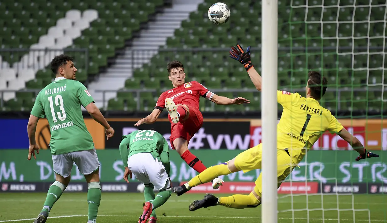 Pemain Bayer Leverkusen, Kai Havertz, mencetak gol ke gawang Werder Bremen pada laga Bundesliga di Weserstadion, Bremen, Senin (18/5/2020). Bayer Leverkusen menang 4-1 atas Werder Bremen. (AP/Stuart Franklin)