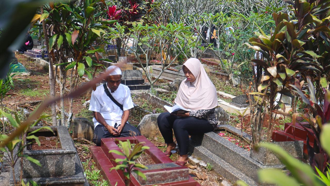 FOTO: Tradisi Ziarah Kubur Usai Shalat  Idul Fitri