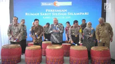 Gubernur Sumatera Selatan Alex Noerdin (ketiga kiri) dan CEO Lippo Group James Riady (kedua kiri) menabuh gendang saat meresmikan rumah sakit Siloam Hospital Silampari Lubuklinggau (SHLL), Sumatera Selatan, Kamis (11/1).  (Liputan6.com/Immanuel Antonius)