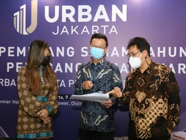 Komisaris PT Nusa Wijaya Propertindo sebagai pemegang saham mayoritas URBAN Jacqueline Bastiaan Wijaya, Direktur URBN hasil RUPS Tahunan Rudy Gomedi dan Direktur Utama URBN Bambang Sumargono berbincang di sela-sela RUPS dan RUPSLB di Jakarta, Rabu (10/06/2021) (Liputan6.com/Fery Pradolo)