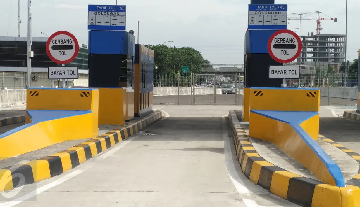Kondisi Gerbang Tol Kebon Bawang, Jakarta Utara, Sabtu (27/2). Jalan tol akses Tanjung Priok ini akan mulai difungsikan sebagian pada Juni 2016 untuk mempermudah akses kendaraan dari dan menuju ke Pelabuhan Tanjung Priok. (Liputan6.com/Faisal R Syam)