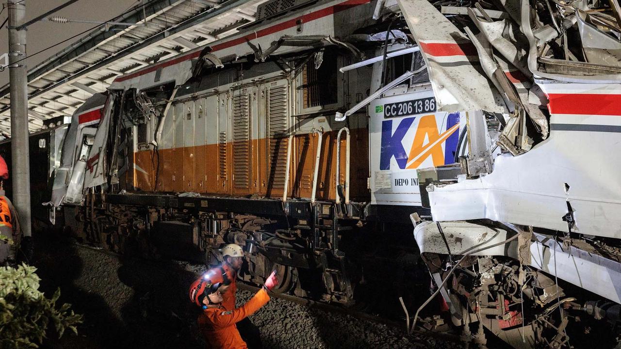 FOTO Kerusakan Parah Gerbong KRL Commuterline  Usai Dihantam Argo Bromo Anggrek