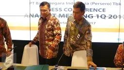 Dirut BNI Achmad Baiquni (kiri) didampingi Wakil Dirut BNI Herry Sidharta saat tiba untuk memberikan keterangan terkait kinerja Bank BNI Kuartal I tahun 2017 di Jakarta, Rabu (12/4). (Liputan6.com/Angga Yuniar)