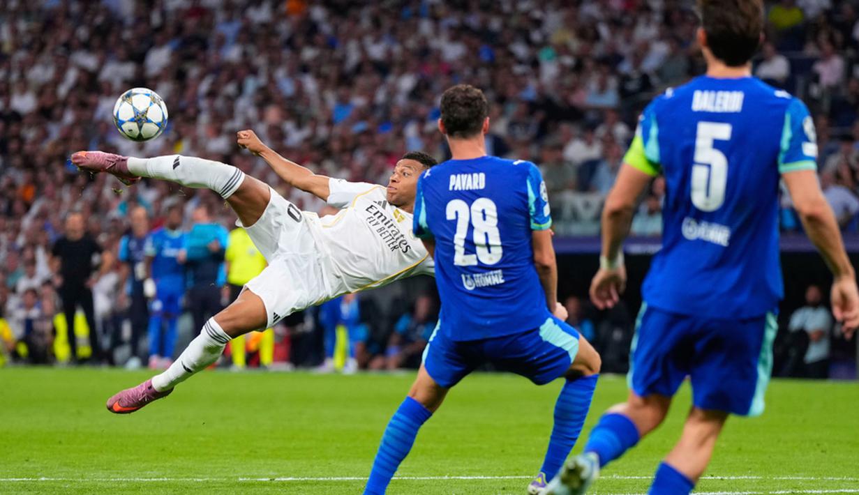 Pemain Real Madrid, Kylian Mbappe, berusaha mencetak gol ke gawang Marseille dalam laga matchday 1 League Phase Liga Champions 2025/2026 di Santiago Bernabeu, Rabu (17/9/2025) dini hari WIB. (AP Photo/Manu Fernandez)