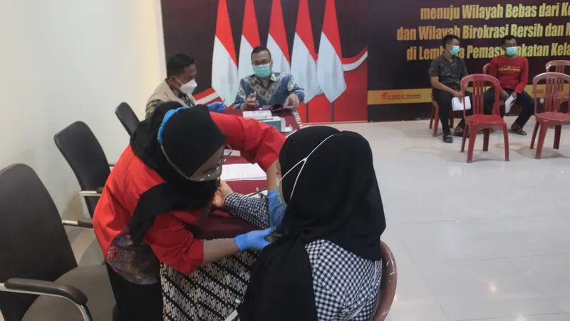 cegah covid-19 omicron Pegawai Lapas Kelas IIA Cikarang mengikuti vaksinasi booster