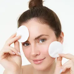 Sahabat Fimela, kunci dari membersihkan makeup waterproof bukanlah menggosok lebih kuat, melainkan menggunakan cara dan produk yang tepat. [Dok/freepik.com/benzoix]