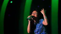 Lidya saat menyanyian lagu berjudul Acuh Tak Acuh di Konser Wild Card D'Academy Indosiar, Sabtu (8/3/2014)