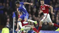 Pemain Chelsea, Pedro melakukan tembakan melewati adangan para pemain Middlesbrough pada lanjutan Premier League di Stamford Bridge, London, (8/5/2017). Chelsea menang 3-0. (AP/Alastair Grant)