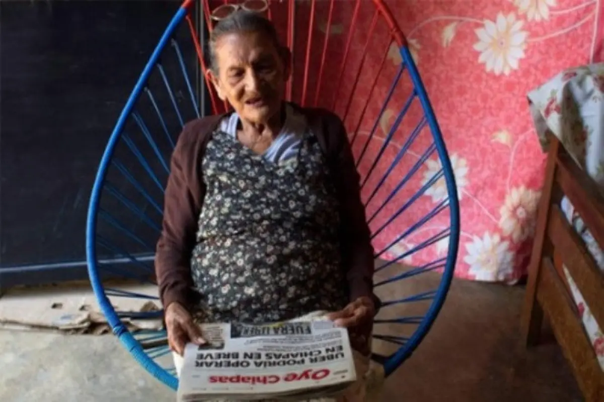 nenek 96 tahun ini tetap gigih untuk menimba ilmu (Dunya News)