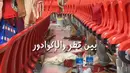 Bahkan di saat suporter lain asyik berfoto, para penonton asal Jepang itu tak mau meninggalkan sampah. Aksi mereka banjir pujian dari suporter lain hingga netizen. (Liputan6.com/IG/@omr94).
