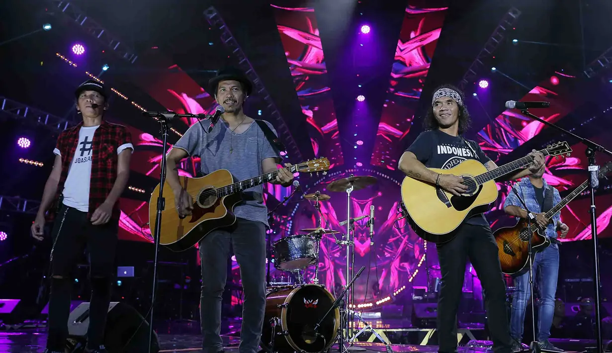 Belakangan ini, mulai jarang terdengar dengan ulah para Slankers. Yang dulu sering dikenal membuat onar. Para personil grup Slank selalu mengedukasi sebelum manggung.  Bahkan, tidak boleh ada asap rokok di sekitar panggung. (Deki Prayoga/Bintang.com)