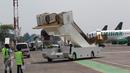 Petugas membawa eskalator pribadi yang diboyong dari Arab Saudi, di appron Bandara Halim Perdana Kusuma, Jakarta, Rabu (1/3). Eskalator itu digunakan Raja Salman bin Abdulaziz al-Saud untuk turun dan naik pesawat. (Liputan6.com/Fery Pradolo)