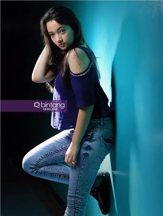 "Hmm, kalau di film pasti tertarik di film. Cuma untuk saat ini, aku masih ingin di sinetron dulu, ingin menggali lebih karakter aku di sinetron. Tapi ke depannya aku bisa coba main film." ujarnya berbincang dengan Bintang.com. (Adrian Putra/Bintang.com)