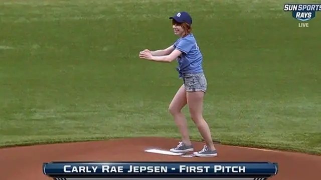 Carly Rae Jepsen Lempar Bola ke Arah Kameramen