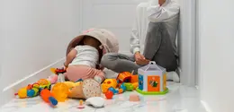 Burnout pada ibu rumah tangga biasanya dipicu oleh menumpuknya tugas domestik, kurangnya dukungan keluarga, dan tekanan sosial yang terus menerus. (foto/dok: freepik)