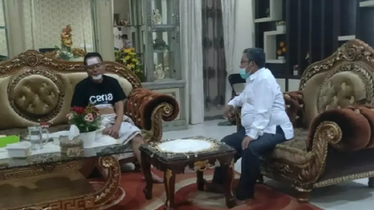 Wakil Bupati (Wabup) Gorontalo Utara (Gorut), Thariq Modanggu saat dijenguk oleh Bupati Gorontalo Utara (Arfandi Ibrahim/Liputan6.com)