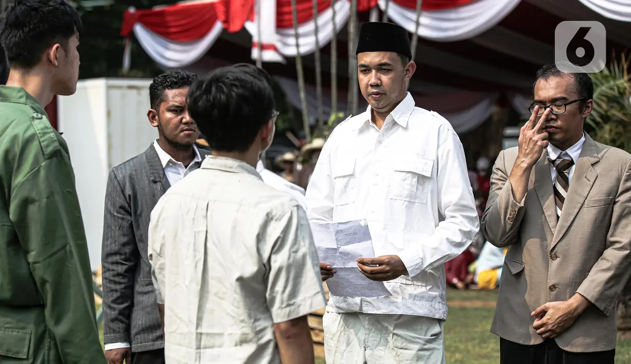 Sejumlah aktor saat tampil dalam teatrikal atau sosiodrama "Reenactor Bangor" Gelora Bangsa di halaman Museum Naskah Proklamasi, Jakarta, Selasa (16/8/2022). Pertunjukan tersebut merupakan salah satu rangkaian acara Napak Tilas Proklamasi dalam rangka menyambut Ke-77 Kemerdekaan Republik Indonesia (RI). (Liputan6.com/Faizal Fanani)