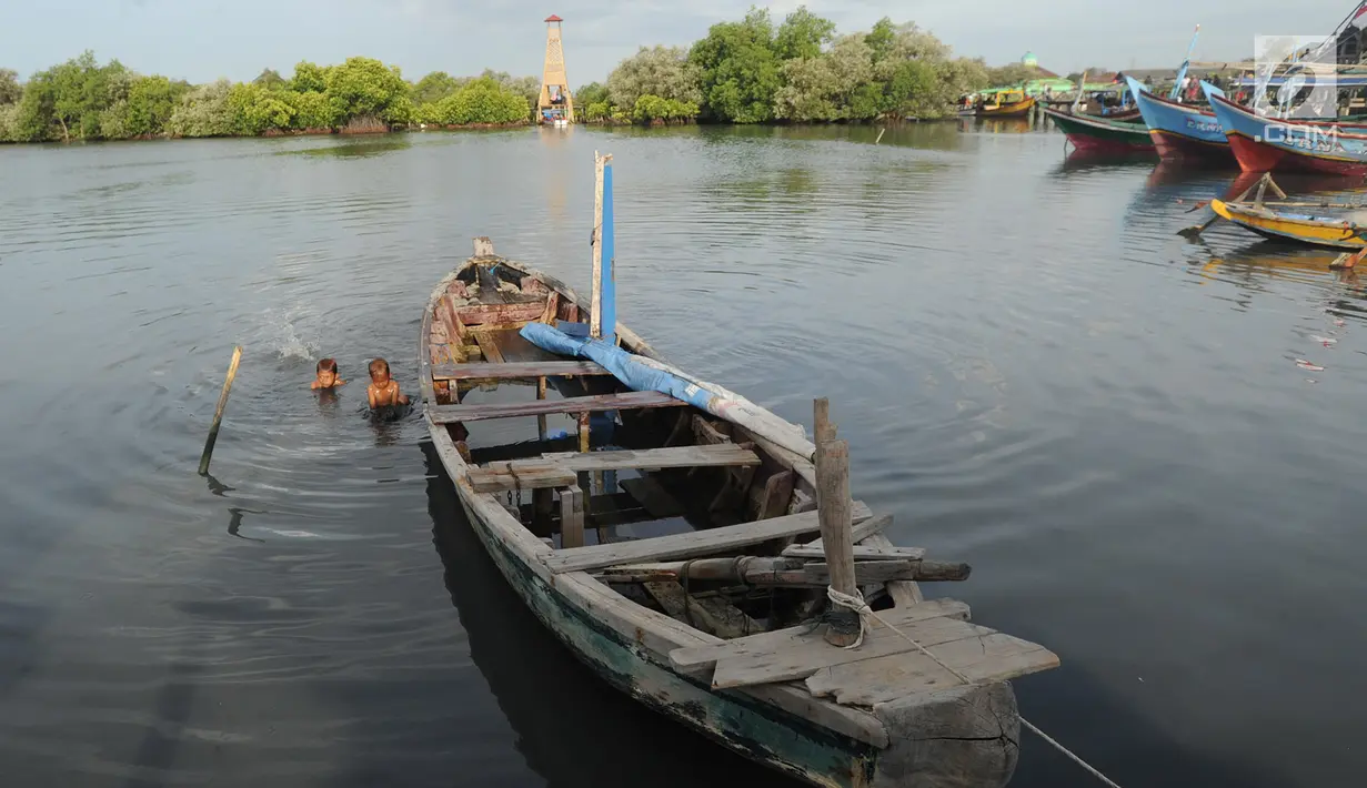 Anak-anak bermain air di kawasan hutan mangrove di Wisata Mangrove, Tarumajaya, Bekasi, Minggu (30/12). Wisata yang berbatasan dengan kawasan Marunda Jakarta Utara menyajikan keindahan hutan mangrove. (merdeka.com/Arie Basuki)