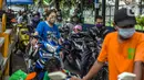 Antrean pengendara sepeda motor saat uji emisi gas buang kendaraan bermotor di Jakarta, Rabu (6/1/2021). Pengecekan yang diselenggarakan Dinas Perhubungan dan Kepolisian tersebut bertujuan untuk mengurangi polusi udara dari emisi gas buang kotor. (Liputan6.com/Faizal Fanani)
