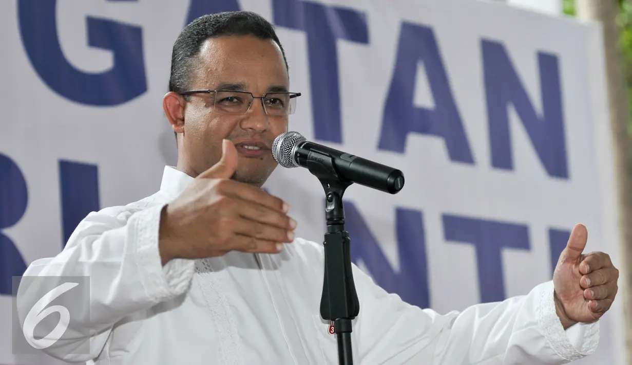 Cagub DKI Jakarta, Anies Baswedan memberikan pidato saat memperingati Hari Antikorupsi Internasional di Jalan Cicurug, Jakarta, Jumat (9/12). Anies berbagi kisah tentang stafnya yang jujur. (Liputan6.com/Yoppy Renato)