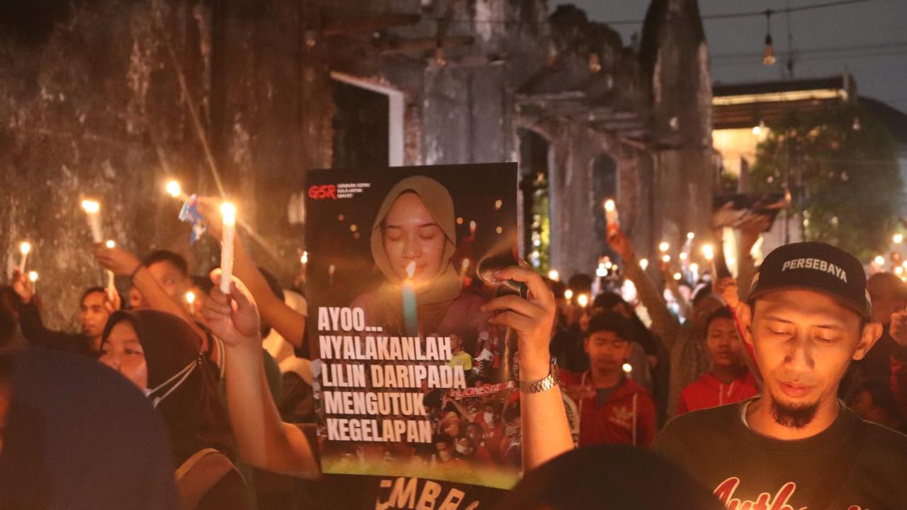 Ratusan suporter di Surabaya menggelar aksi solidaritas 1.000 lilin dan doa bersama untuk sepak bola Indonesia. (Istimewa)