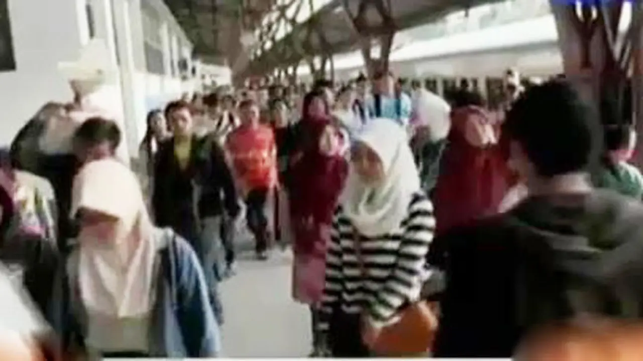VIDEO: Diprediksi 22 Ribu Pemudik Tiba di Stasiun Senen Hari Ini