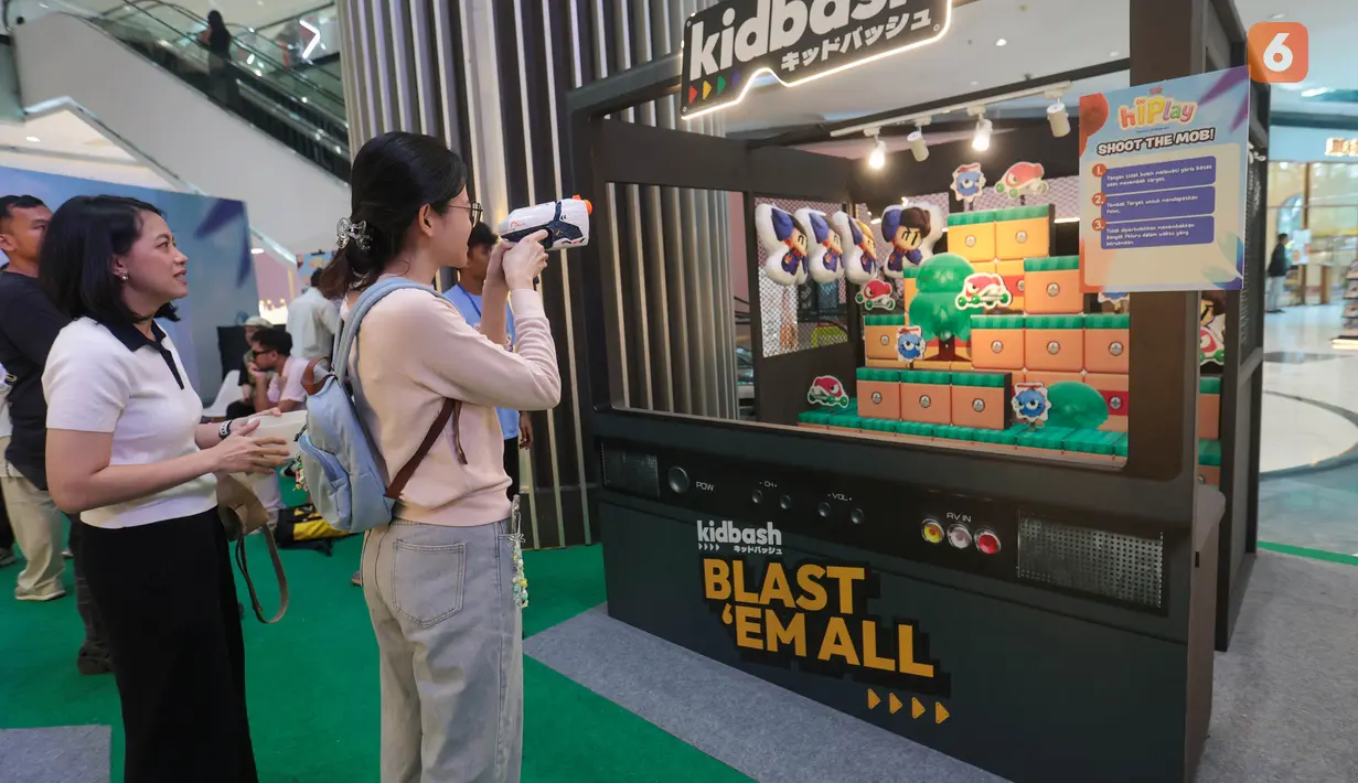 Pengunjung mencoba salah satu permainan di hIPlay Playground di Lippo Mall Puri, Jakarta. Kehadiran wahana interaktif tersebut menjadi bagian dari pengenalan sejumlah karakter dan cerita kekayaan intelektual (IP) lokal Indonesia kepada masyarakat. (KLY/Budy Santoso)