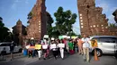 Massa mengangkat plakat saat kampanye perubahan iklim global di Pantai Sanur, Bali, Jumat (20/9/2019). Aksi ini dijuluki sebagai gerakan Jumat untuk Masa Depan. (SONNY TUMBELAKA/AFP)