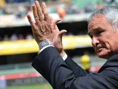 Pelatih AS Roma Claudio Ranieri memberikan aplaus kepada 20 ribu fans Roma yang datang ke Stadio Marc'Antonio Bentegodi, markasnya Chievo di laga terakhir musim 2009-2010, 16 Mei 2010. AFP PHOTO / ANDREAS SOLARO 