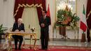 Presiden Italia Sergio Mattarela saat mengisi buku tamu dengan didampingi Presiden Jokowi di Istana Merdeka, Jakarta, (9/11/2015). Pertemuan membahas upaya peningkatan kerjasama di bidang industri kulit, fashion dan furniture. (Liputan6.com/Faizal Fanani)
