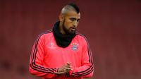Gelandang Bayern Muenchen Arturo Vidal saat berlatih bola di Stadion Emirates, London, Inggris, Senin (19/10/2015). Bayern Muenchen sekarang berada di puncak klasemen grup F. (Reuters/Peter Cziborra)