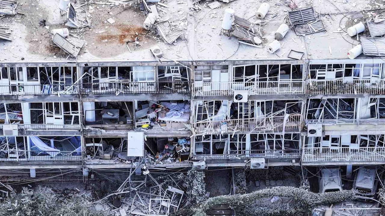 FOTO: Pemandangan Mengenaskan, Rudal Balistik Iran Hancurkan Bangunan di Kota Bat Yam Israel